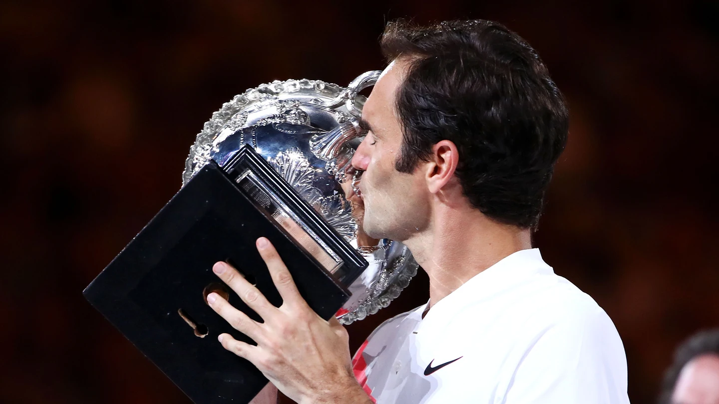 Roger Federer besa el trofeo del Open de Australia Roger Federer besa el trofeo del Open de Australia