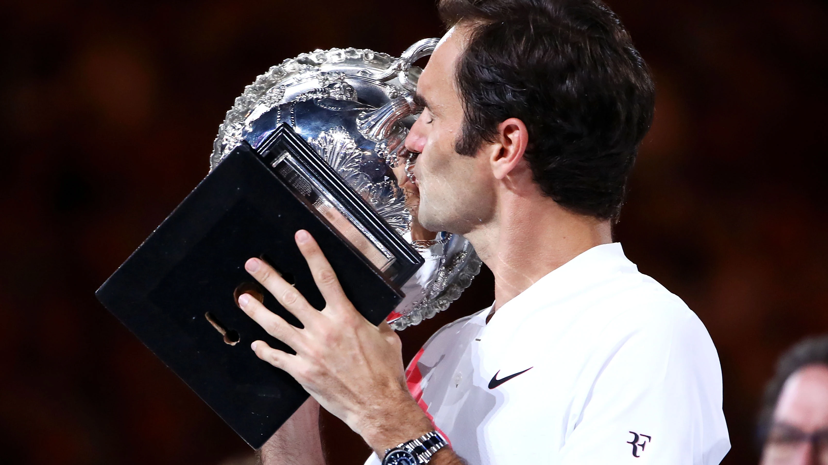 Roger Federer besa el trofeo del Open de Australia