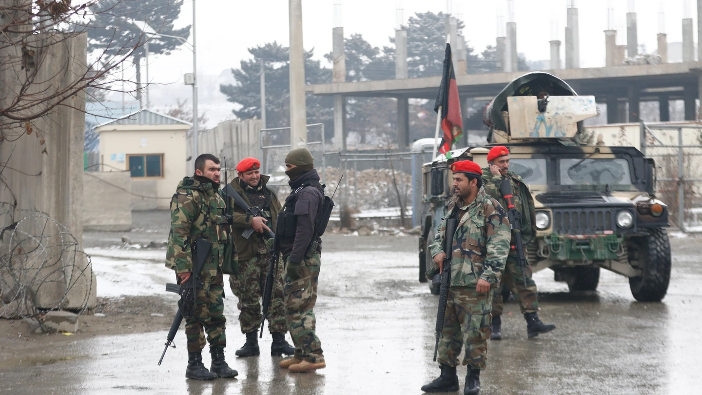 Soldados afganos montan guardia en los alrededores de la Academia Militar Marshal Fahim en Kabul Soldados afganos montan guardia en los alrededores de la Academia Militar Marshal Fahim en Kabul