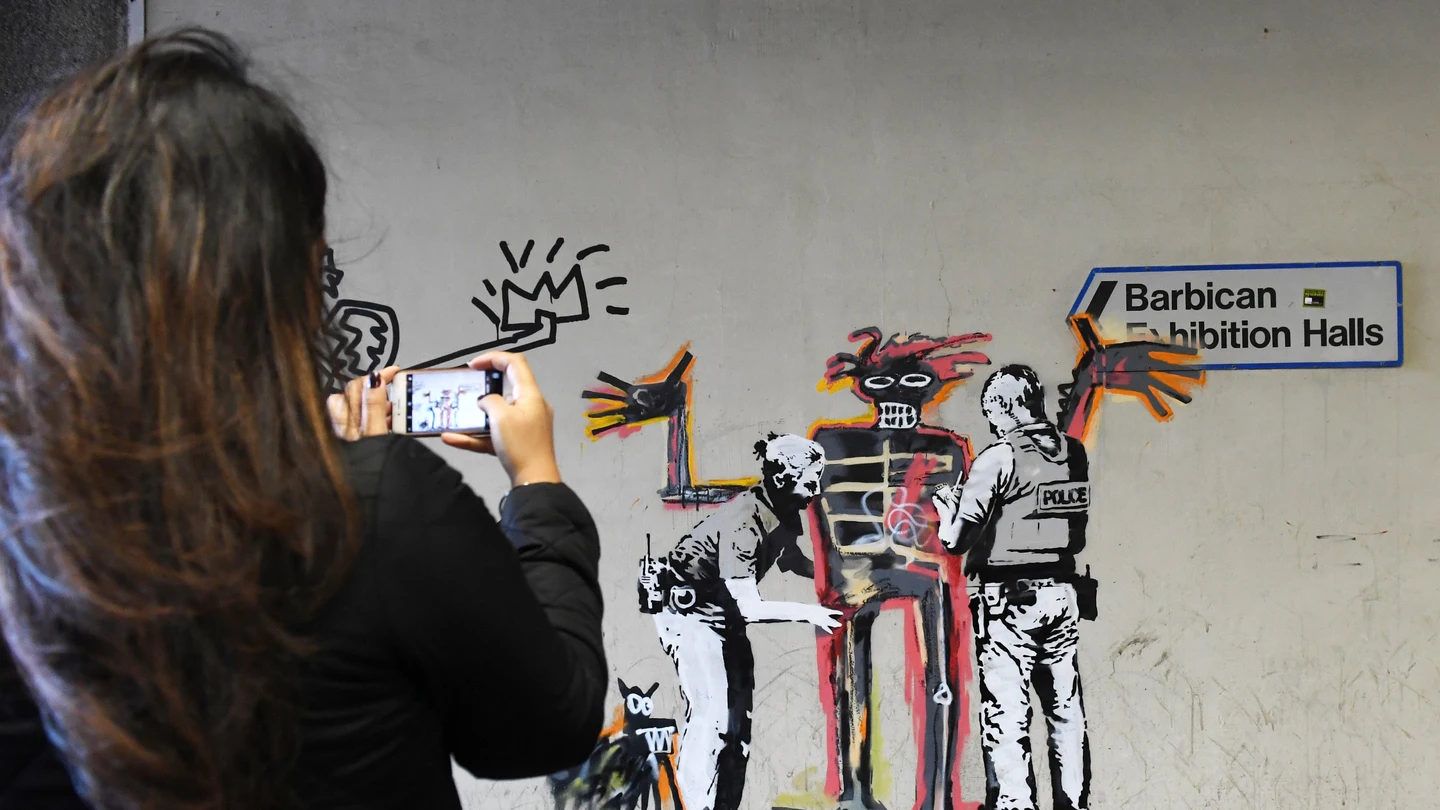 Ciudadanos toman fotografías de una obra del artista Banksy en Londres (Reino Unido) Ciudadanos toman fotografías de una obra del artista Banksy en Londres (Reino Unido)