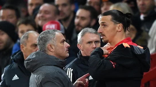 Mourinho da instrucciones a Ibrahimovic en un partido del United Mourinho da instrucciones a Ibrahimovic en un partido del United