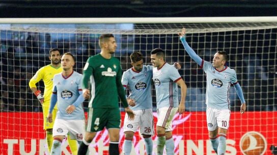 Iago Aspas celebra un gol con sus compa&ntilde;eros del Celta