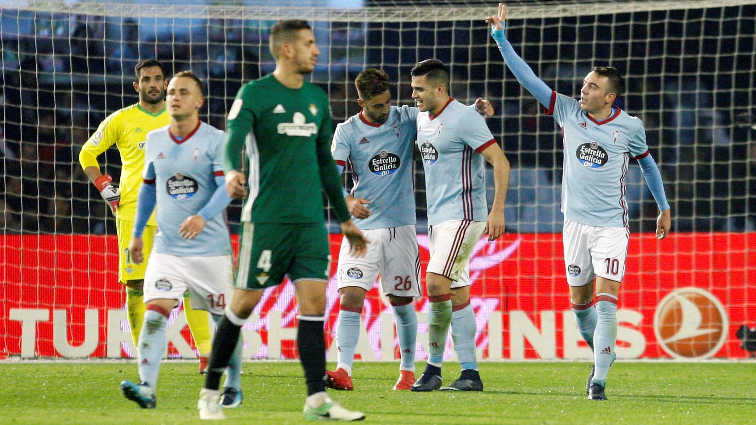 Iago Aspas celebra un gol con sus compañeros del Celta