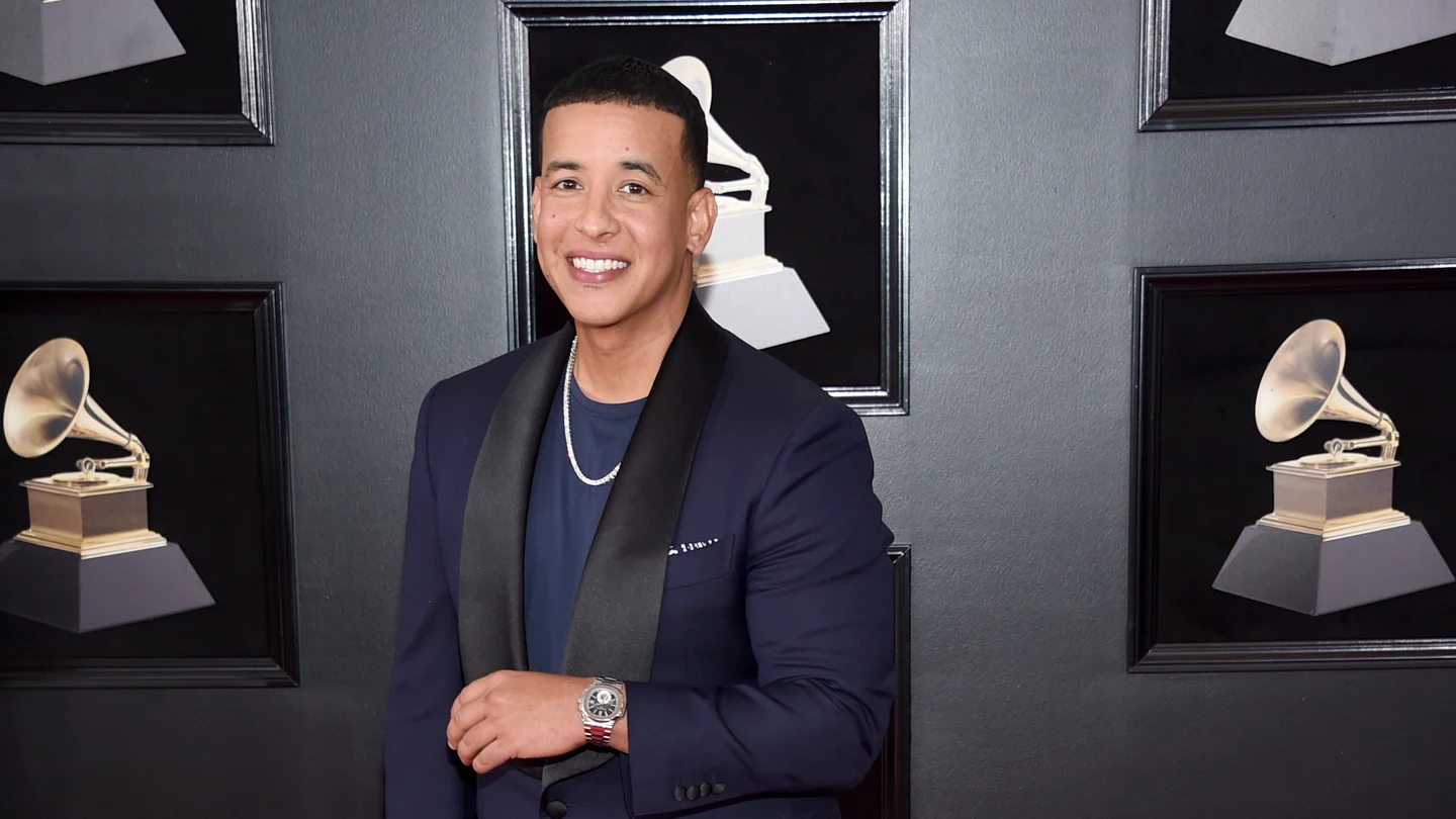Daddy Yankee ALFOMBRA ROJA GRAMMYS 2018