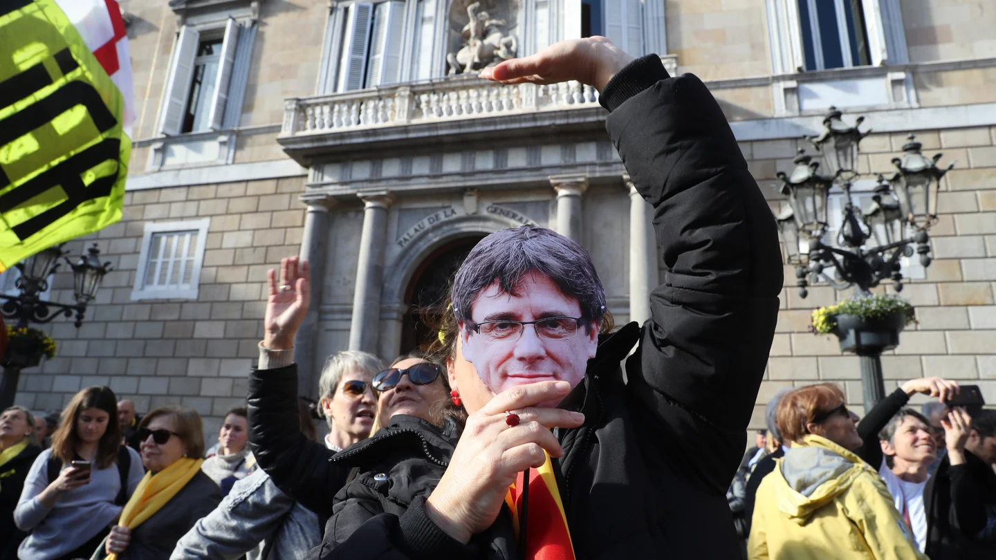 Manifestación en apoyo a Puigdemont frente a las puertas del Parlament Manifestación en apoyo a Puigdemont frente a las puertas del Parlament