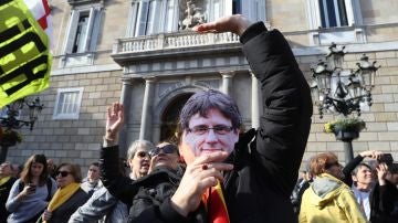 Manifestación en apoyo a Puigdemont frente a las puertas del Parlament