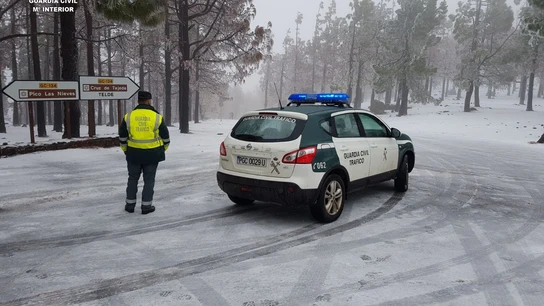 La Guardia Civil corta varias carreteras de Gran Canaria por las nevadas La Guardia Civil corta varias carreteras de Gran Canaria por las nevadas