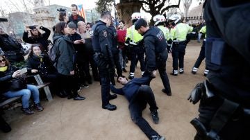 Tensión entre Mossos y manifestantes a las puertas del Parlament