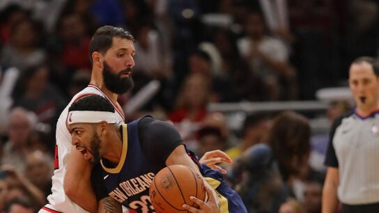 Mirotic intenta defender a Anthony Davis