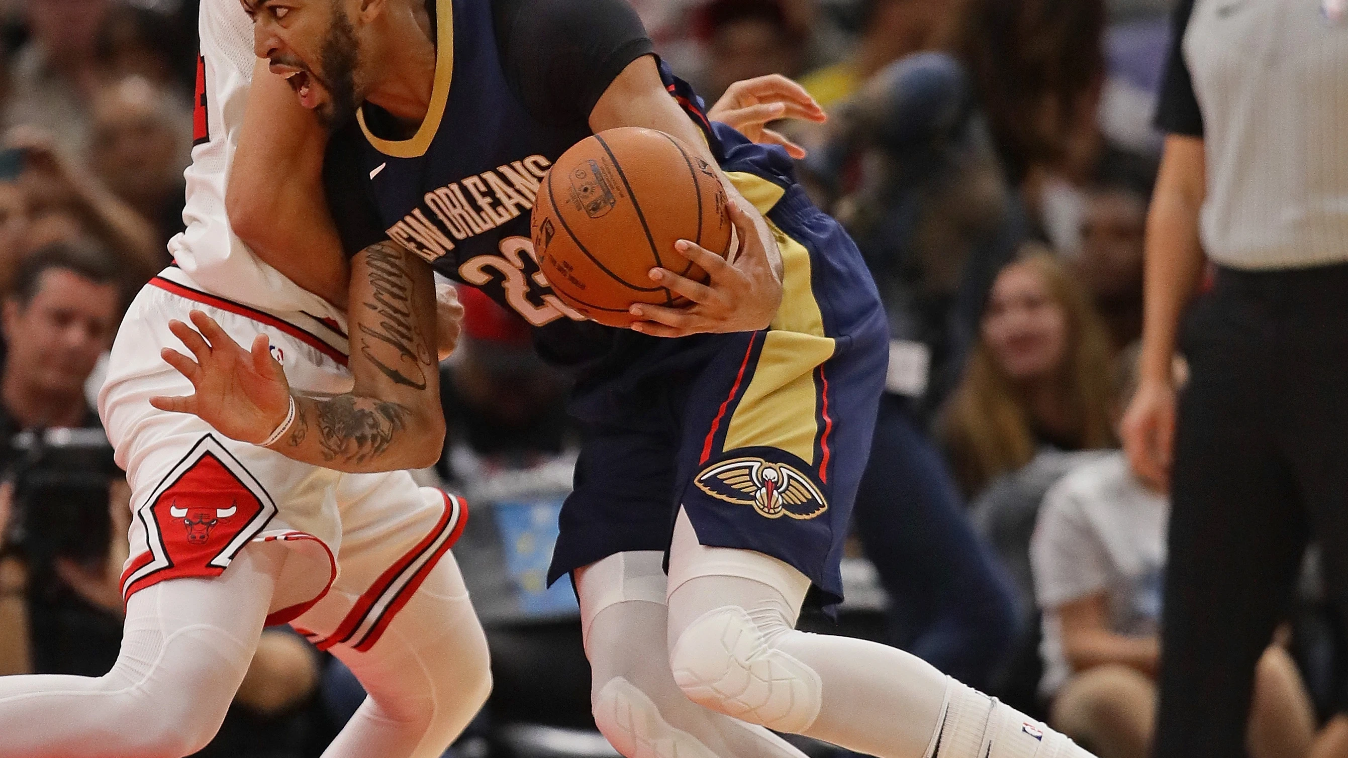 Mirotic intenta defender a Anthony Davis