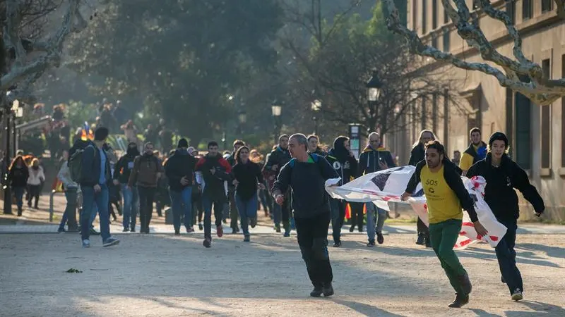 Manifestantes independentistas acceden al Parlament