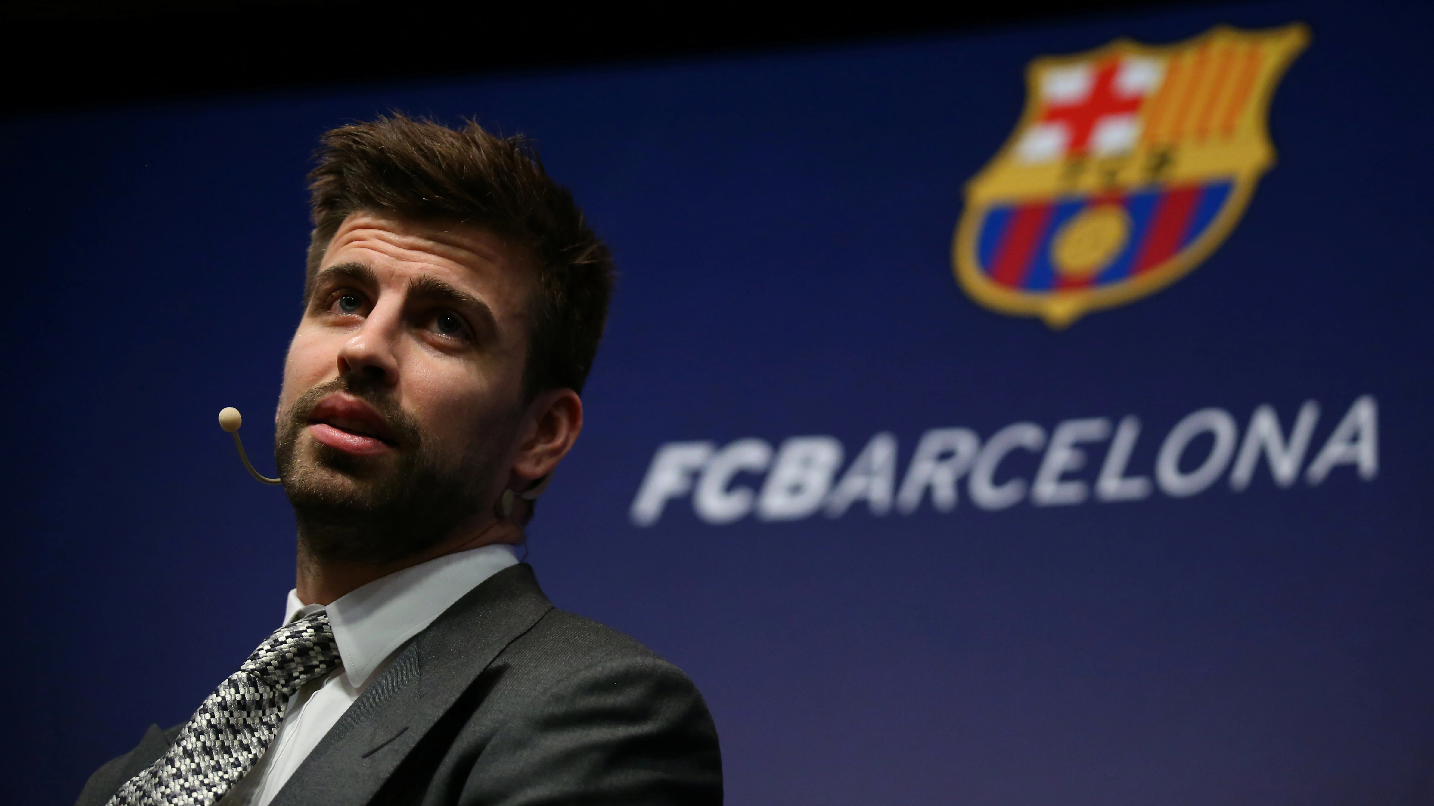 Piqué, durante el acto de su renovación con el Barça