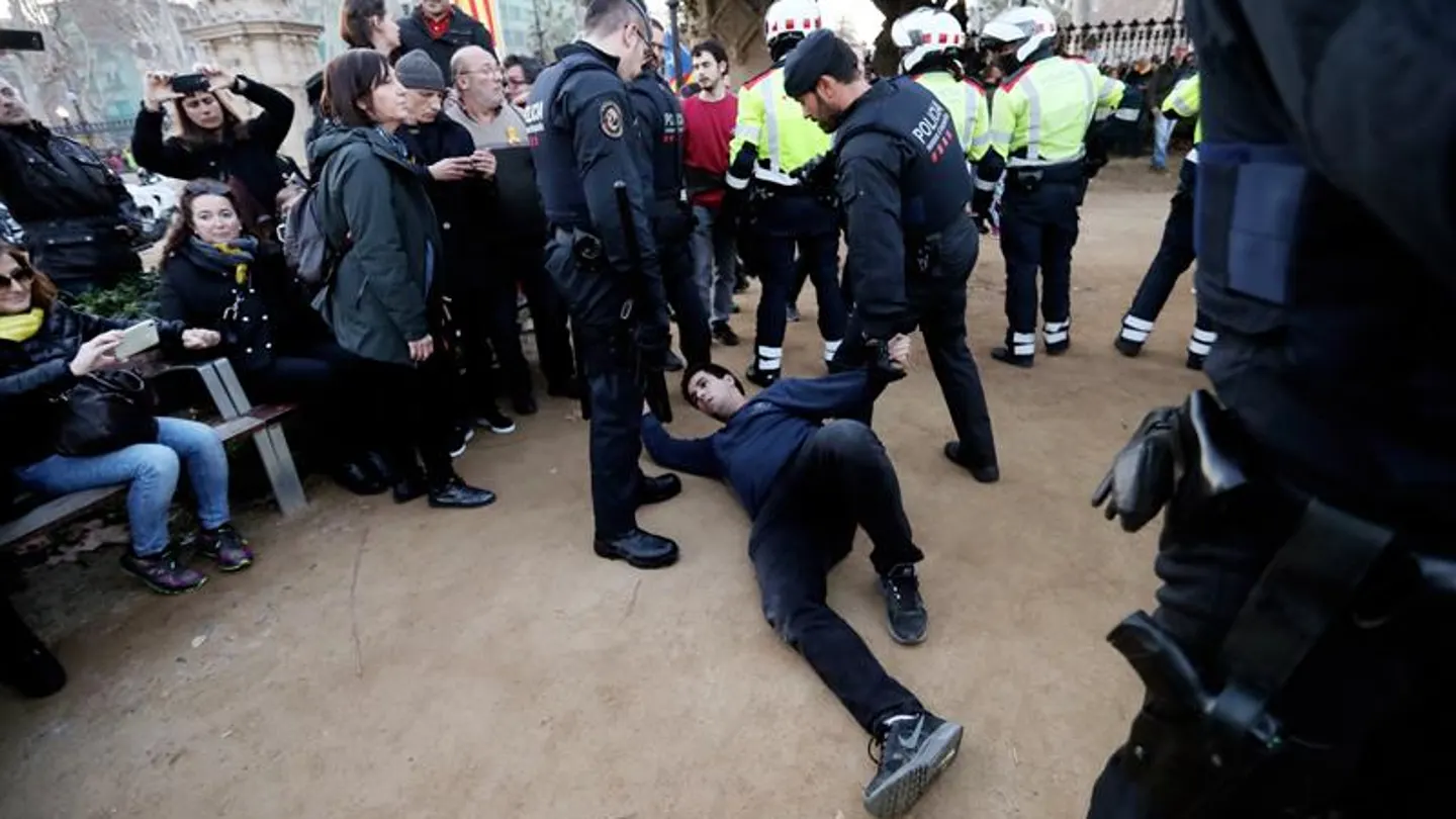 Un hombre es detenido por los mossos d'esquadra frente al Parlament Un hombre es detenido por los mossos d'esquadra frente al Parlament