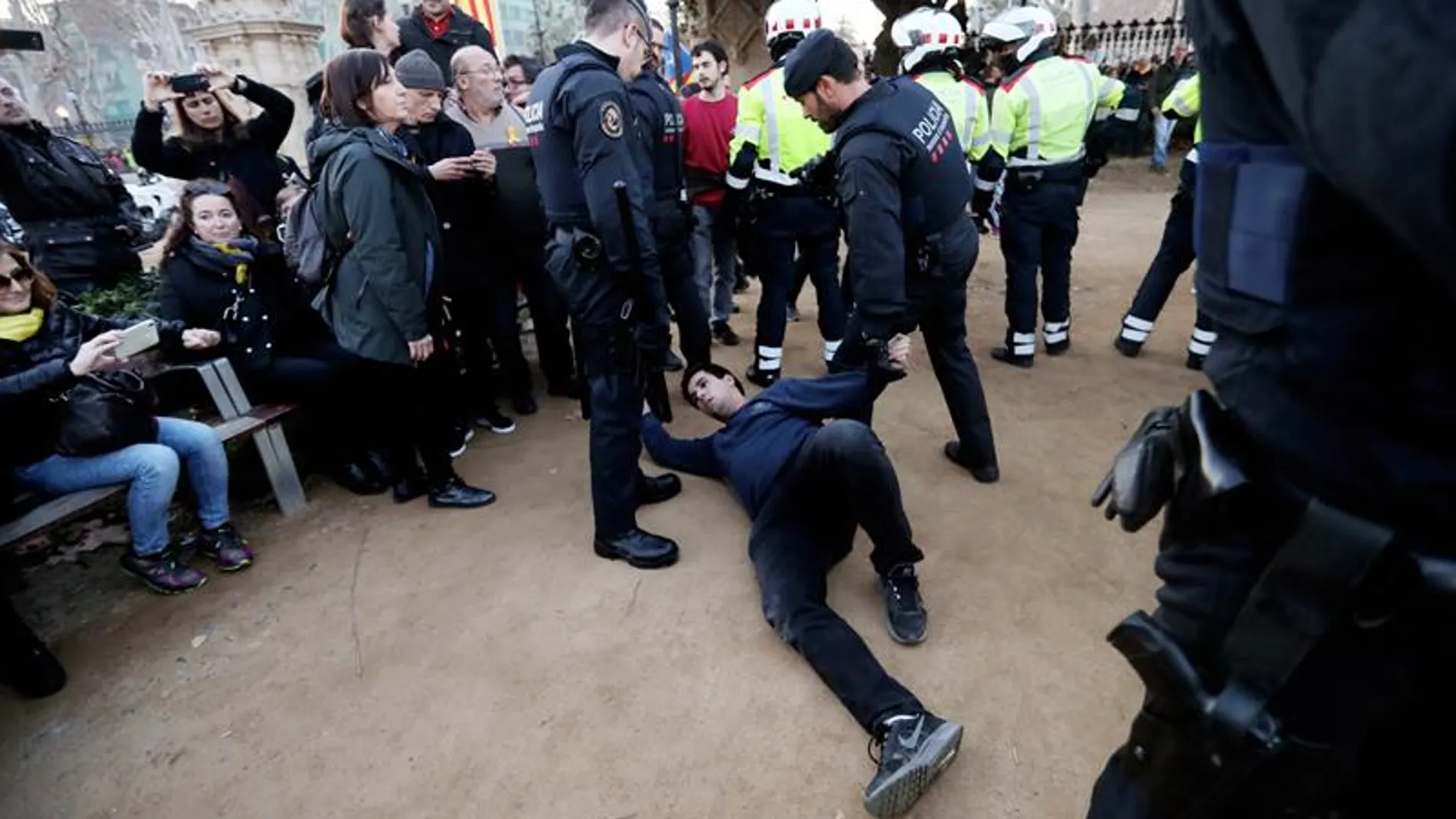 Un hombre es detenido por los mossos d'esquadra frente al Parlament