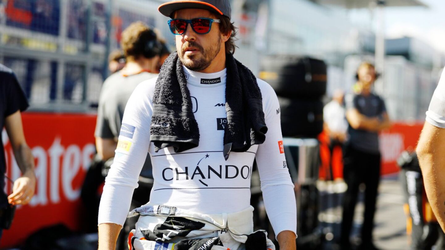 Fernando Alonso en el paddock