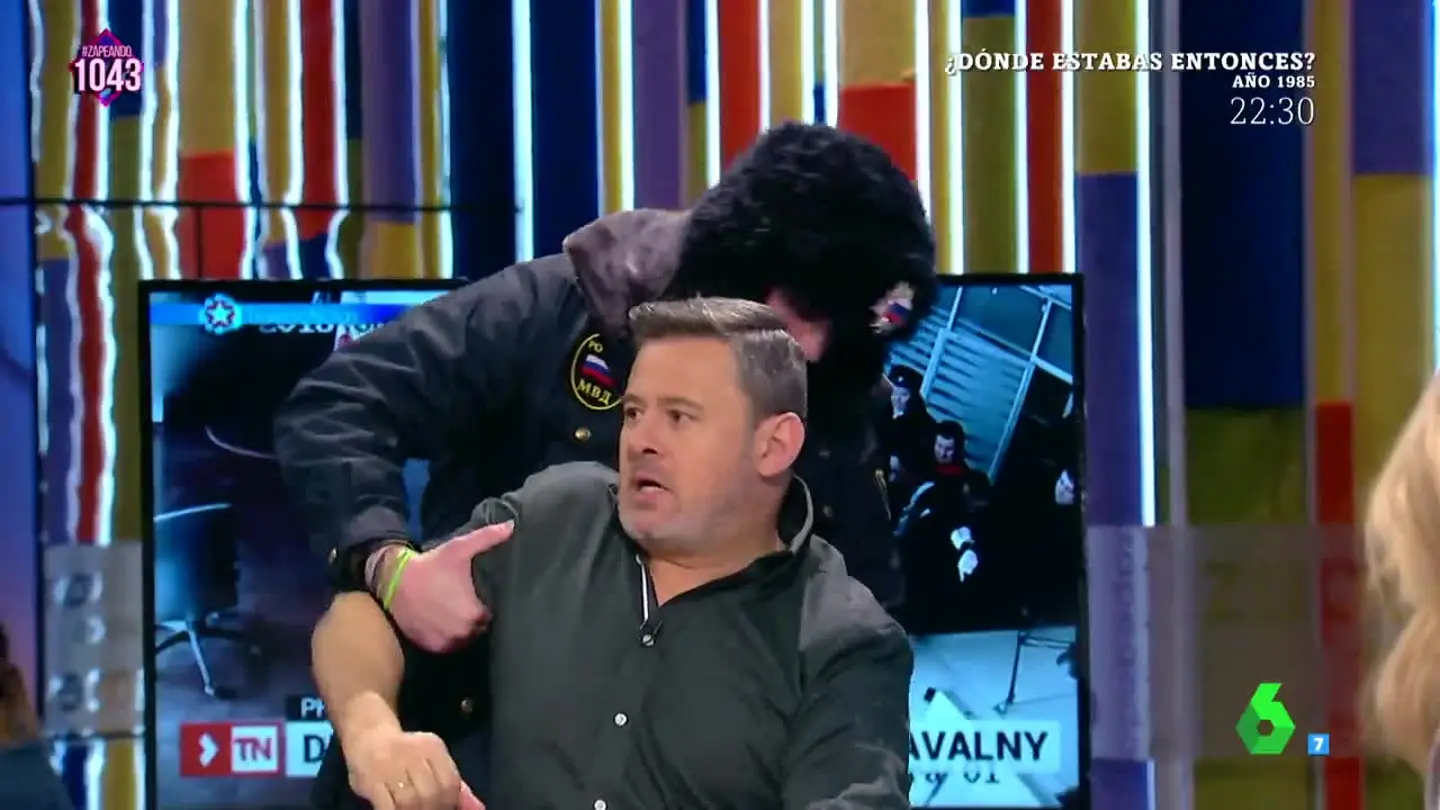 La Policía rusa detiene a Miki Nadal en pleno directo por criticar a Putin La Policía rusa detiene a Miki Nadal en pleno directo por criticar a Putin