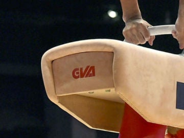 Un gimnasta realiza su ejercicio en un caballo con arcos Un gimnasta realiza su ejercicio en un caballo con arcos