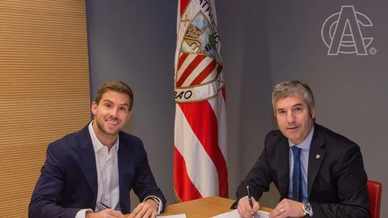 Iñigo Martínez firma su contrato con el Athletic Iñigo Martínez firma su contrato con el Athletic