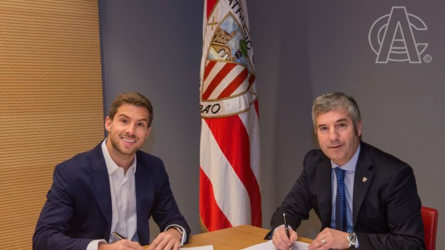 I&ntilde;igo Mart&iacute;nez firma su contrato con el Athletic