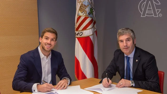 Iñigo Martínez firma su contrato con el Athletic