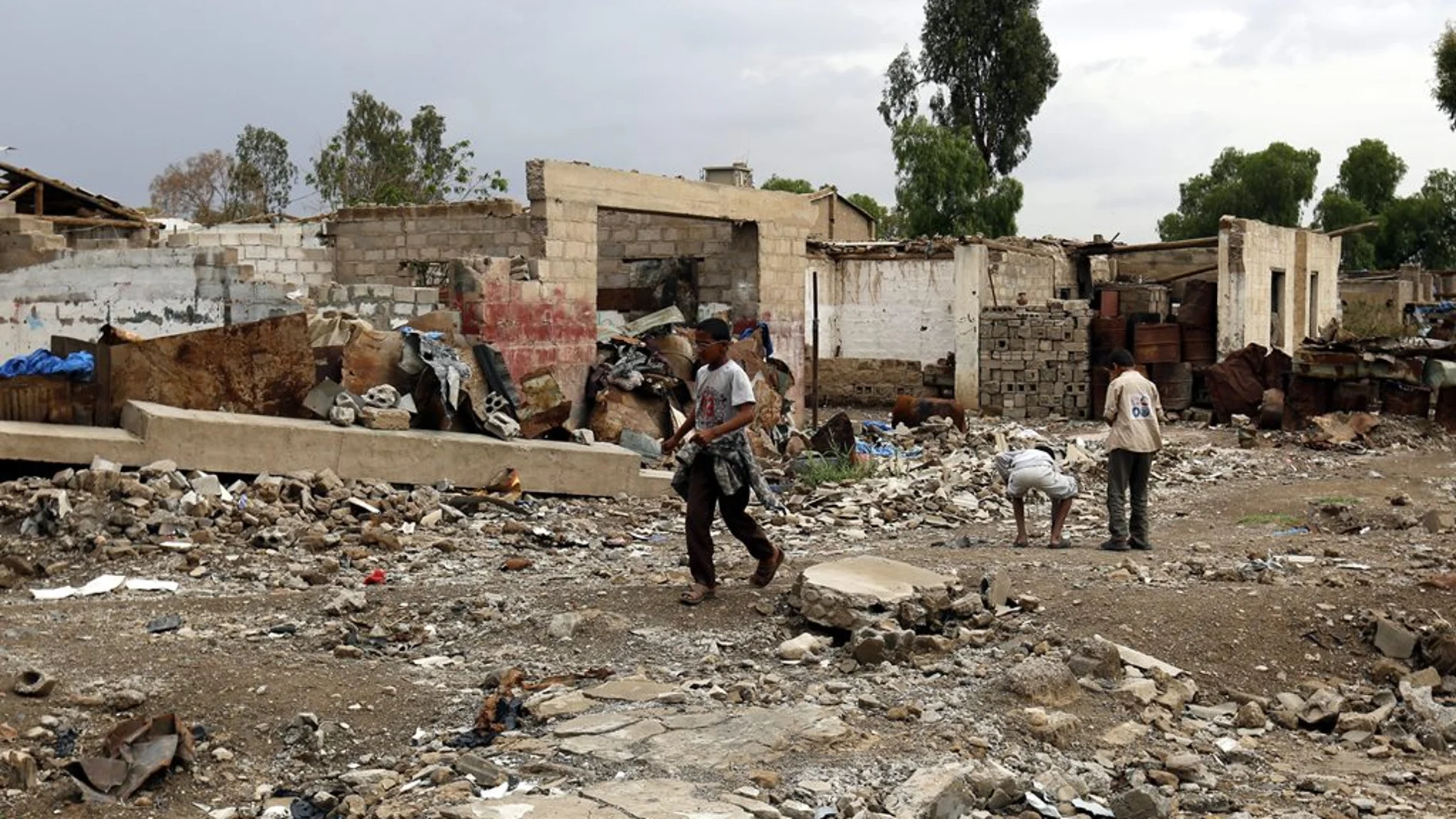 Varios niños en una zona bombardeada de Yemen (Archivo)