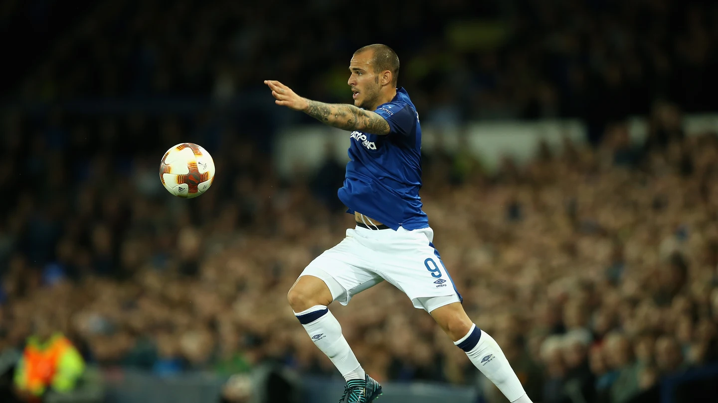 Sandro, durante un partido con el Everton Sandro, durante un partido con el Everton
