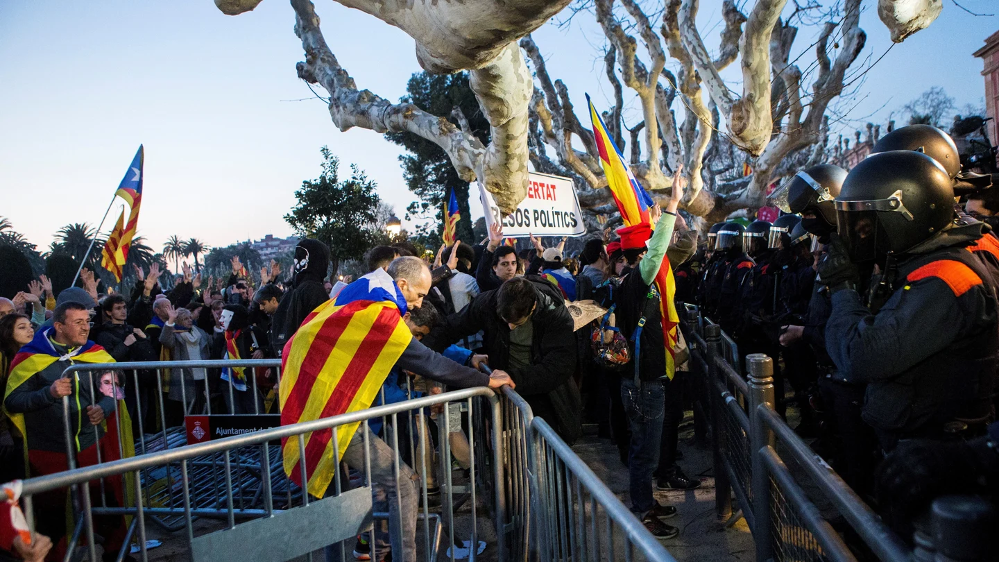Agentes antidisturbios de los Mossos d'Esquadra Agentes antidisturbios de los Mossos d'Esquadra