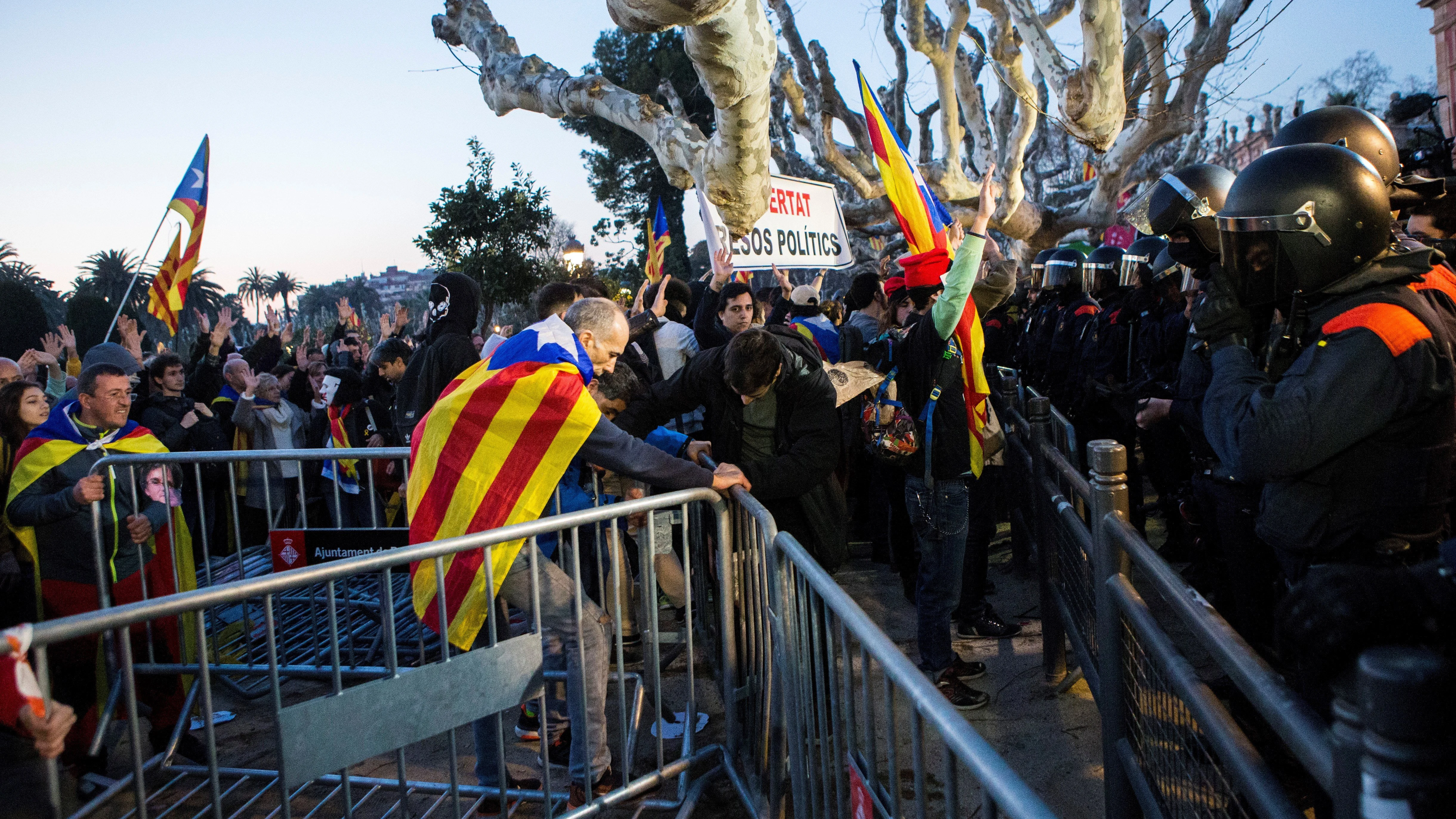 Agentes antidisturbios de los Mossos d'Esquadra 