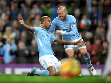 Fernandinho celebra su gol ante el West Brom junto a Silva Fernandinho celebra su gol ante el West Brom junto a Silva