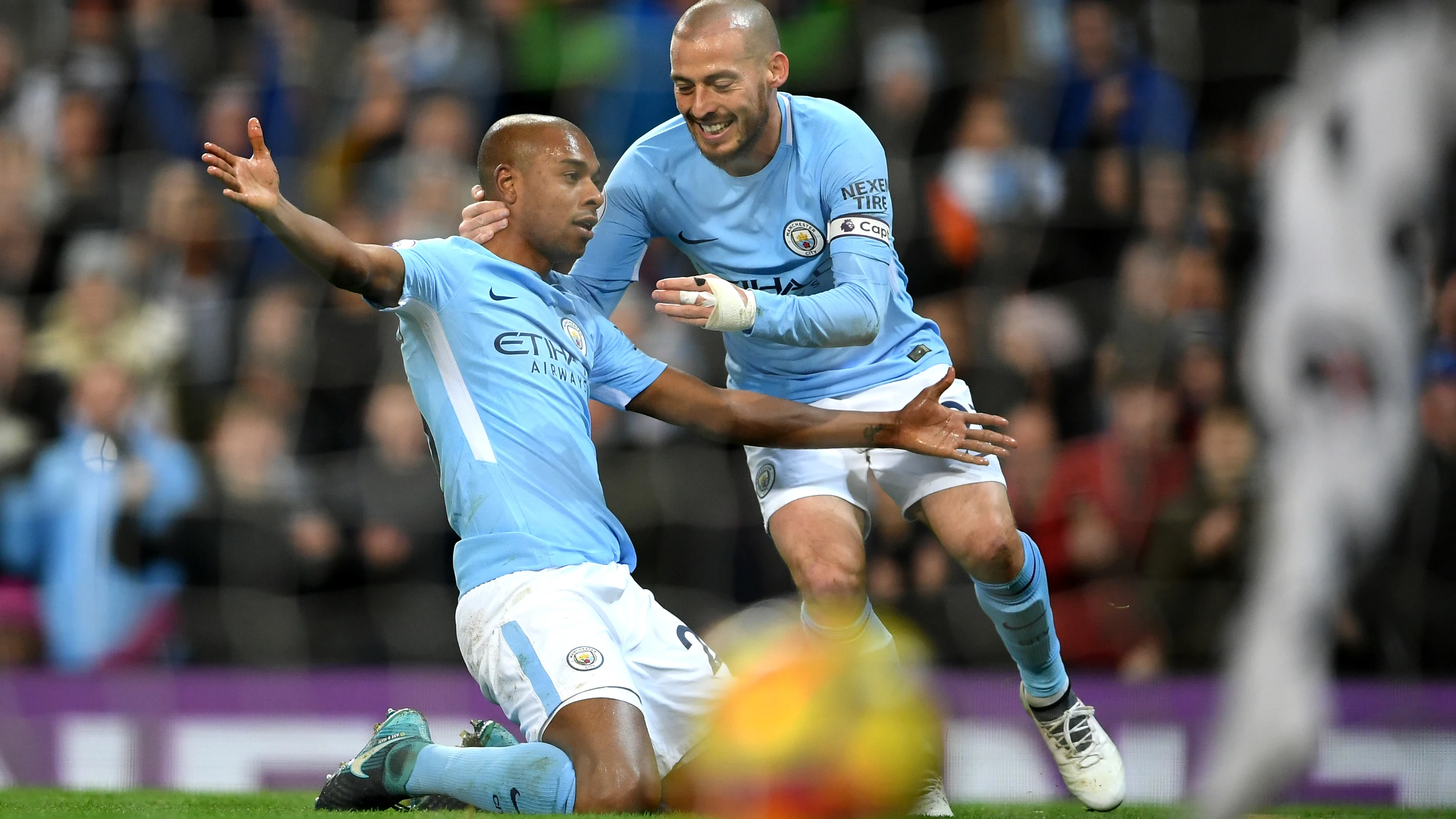 Fernandinho celebra su gol ante el West Brom junto a Silva