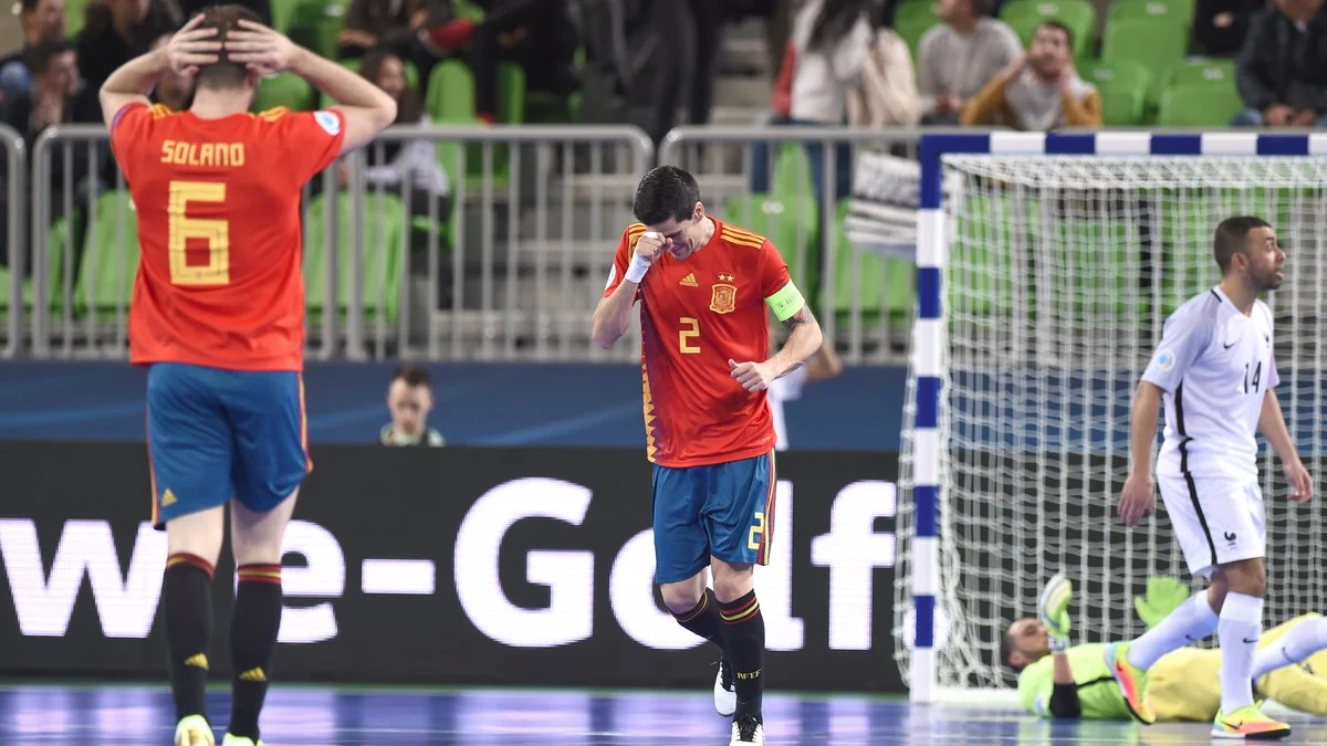 Los jugadores de la Selección lamentan uno de los goles encajados ante Francia