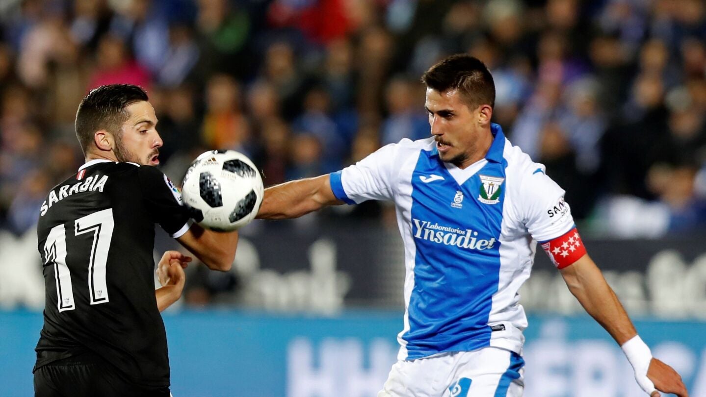 Sanabria y Pires disputan el bal&oacute;n en el Legan&eacute;s - Sevilla