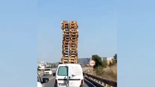 Furgoneta con una veintena de palés apilados Furgoneta con una veintena de palés apilados