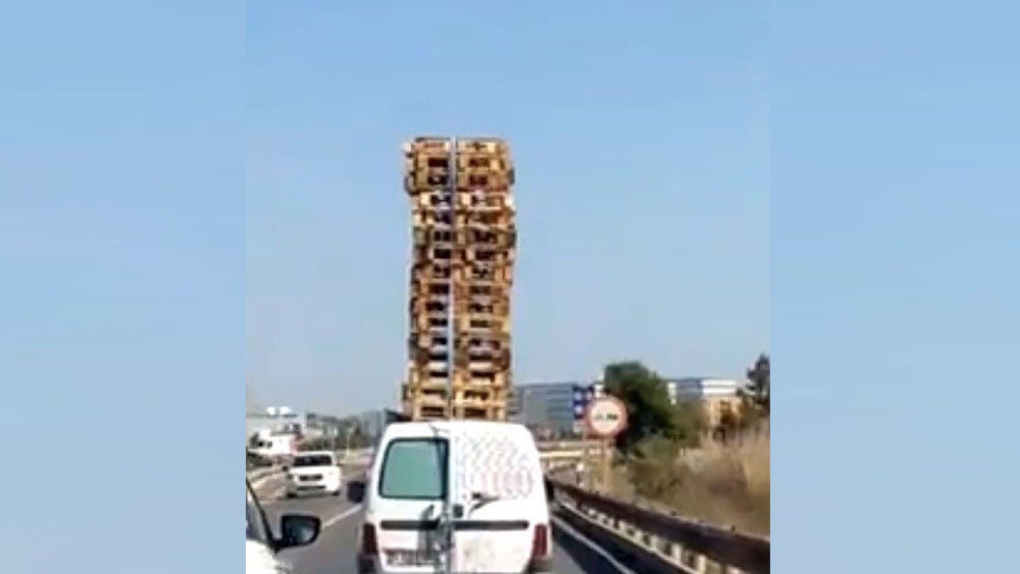 Furgoneta con una veintena de pal&eacute;s apilados