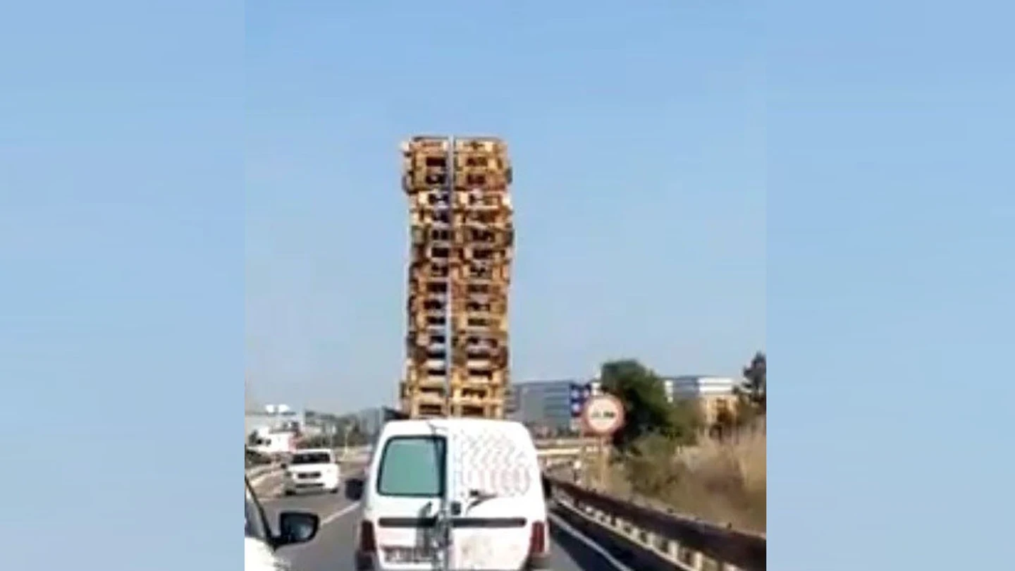Furgoneta con una veintena de palés apilados Furgoneta con una veintena de palés apilados