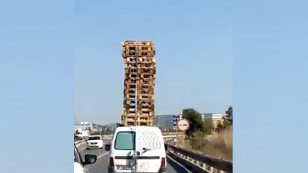 Furgoneta con una veintena de palés apilados