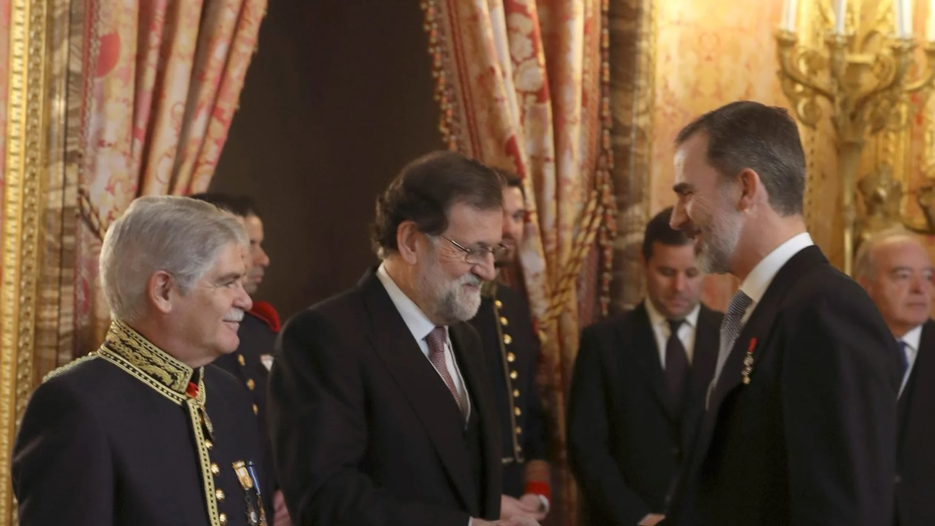 Felipe VI con Rajoy y Dastis