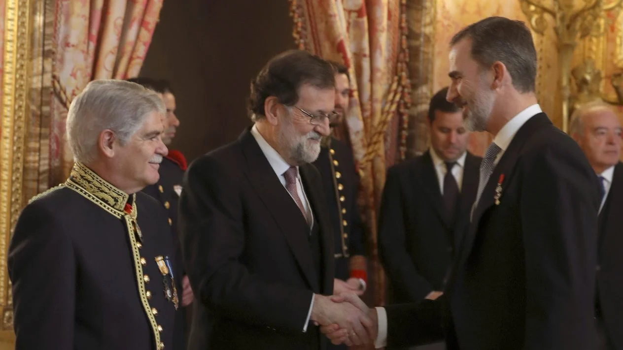 Felipe VI con Rajoy y Dastis