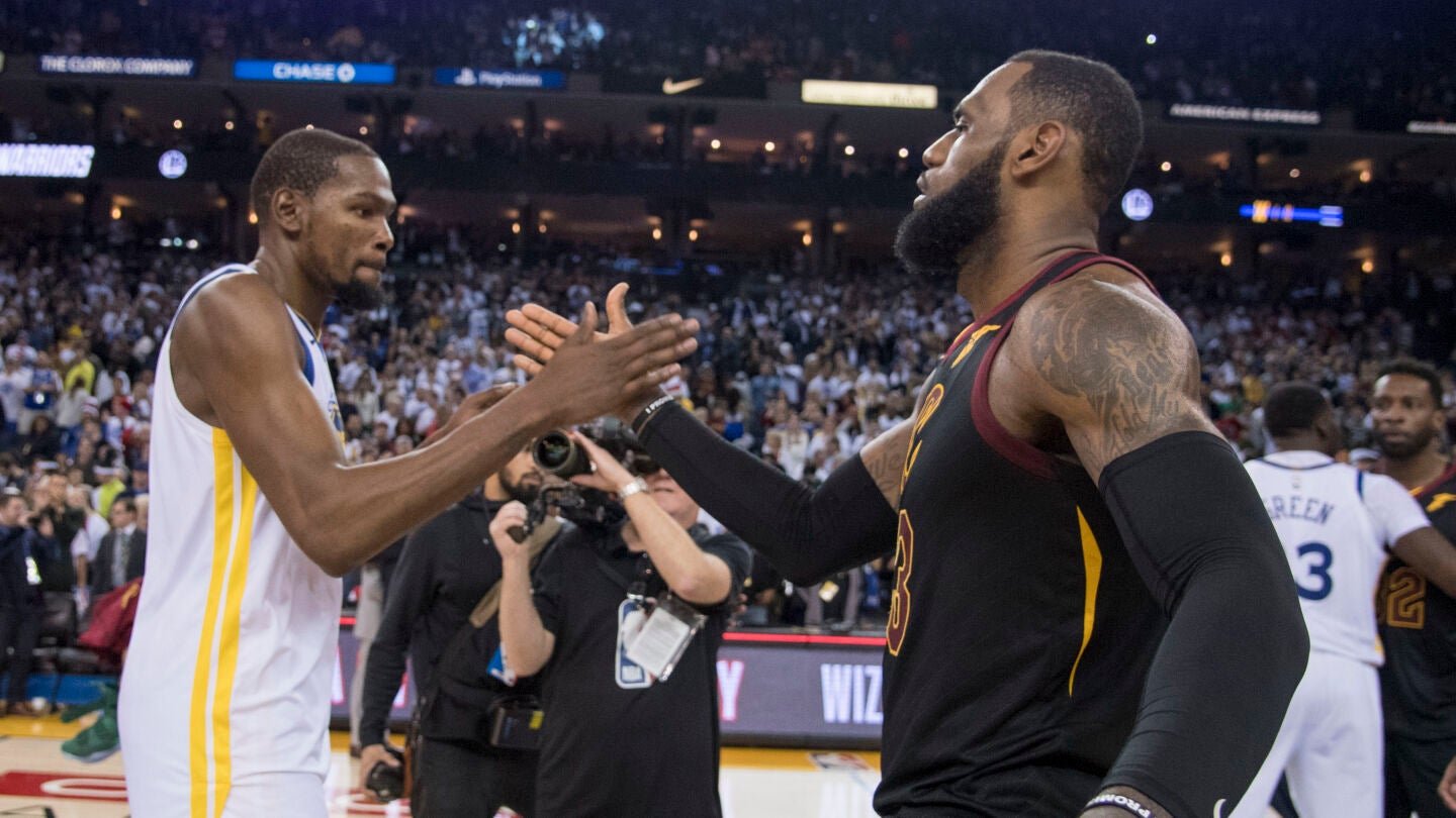 Kevin Durant y LeBron James se saludan tras un Warriors-Cavaliers
