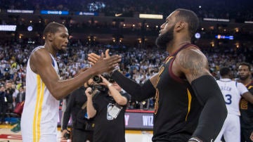 Kevin Durant y LeBron James se saludan tras un Warriors-Cavaliers