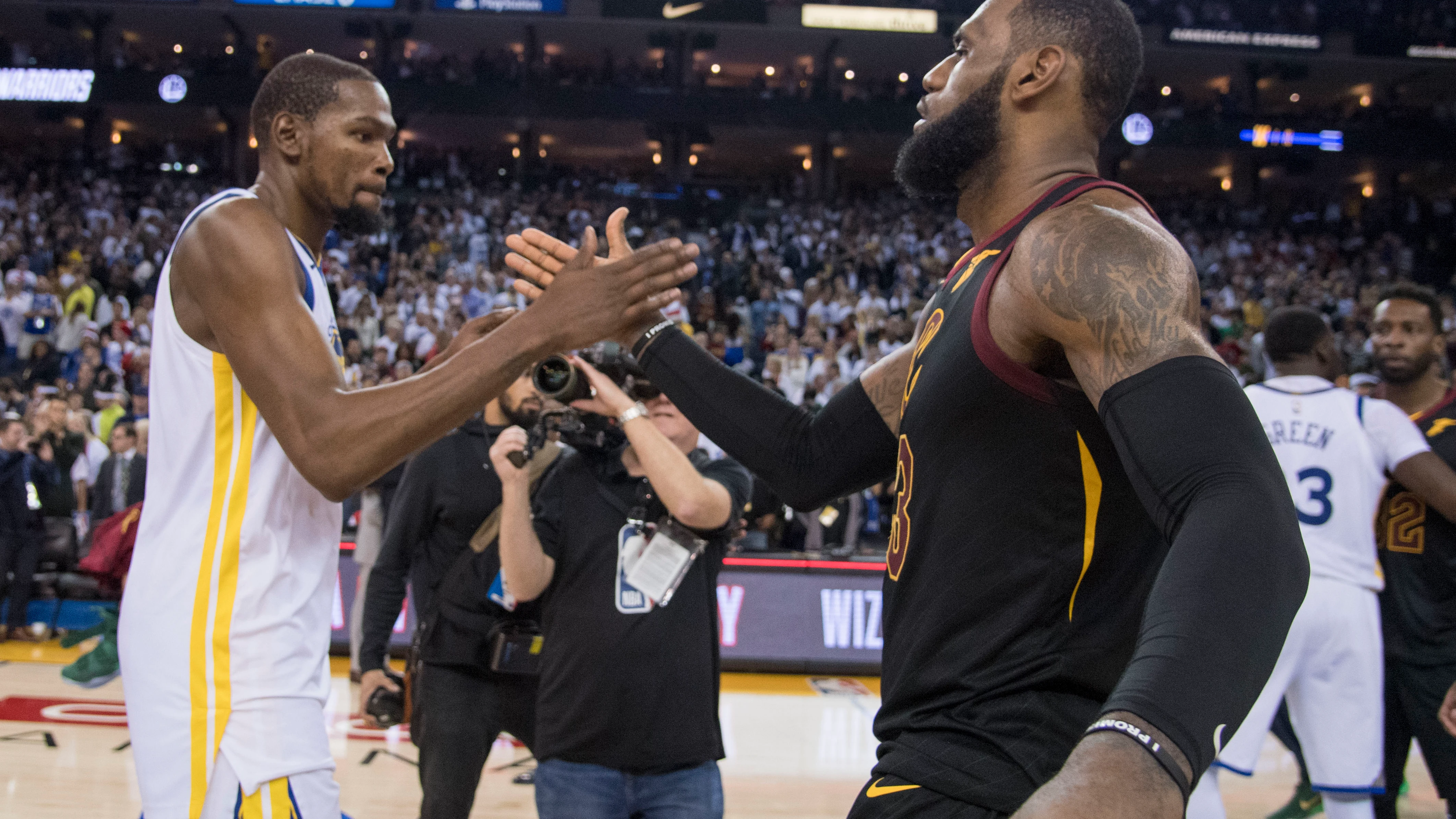 Kevin Durant y LeBron James se saludan tras un Warriors-Cavaliers