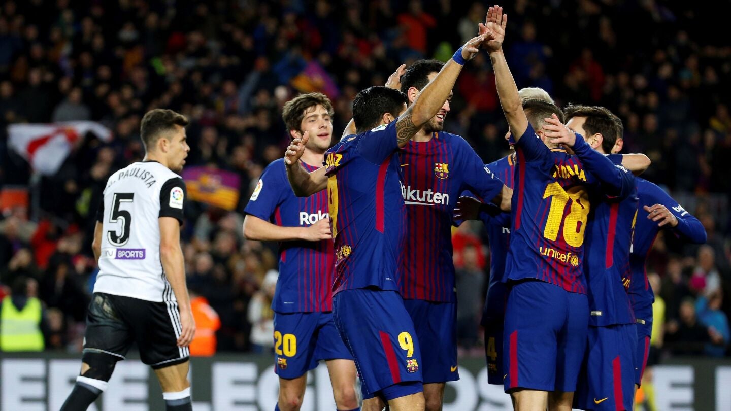 Los jugadores del Barcelona celebran el gol de Luis Su&aacute;rez ante el Valencia