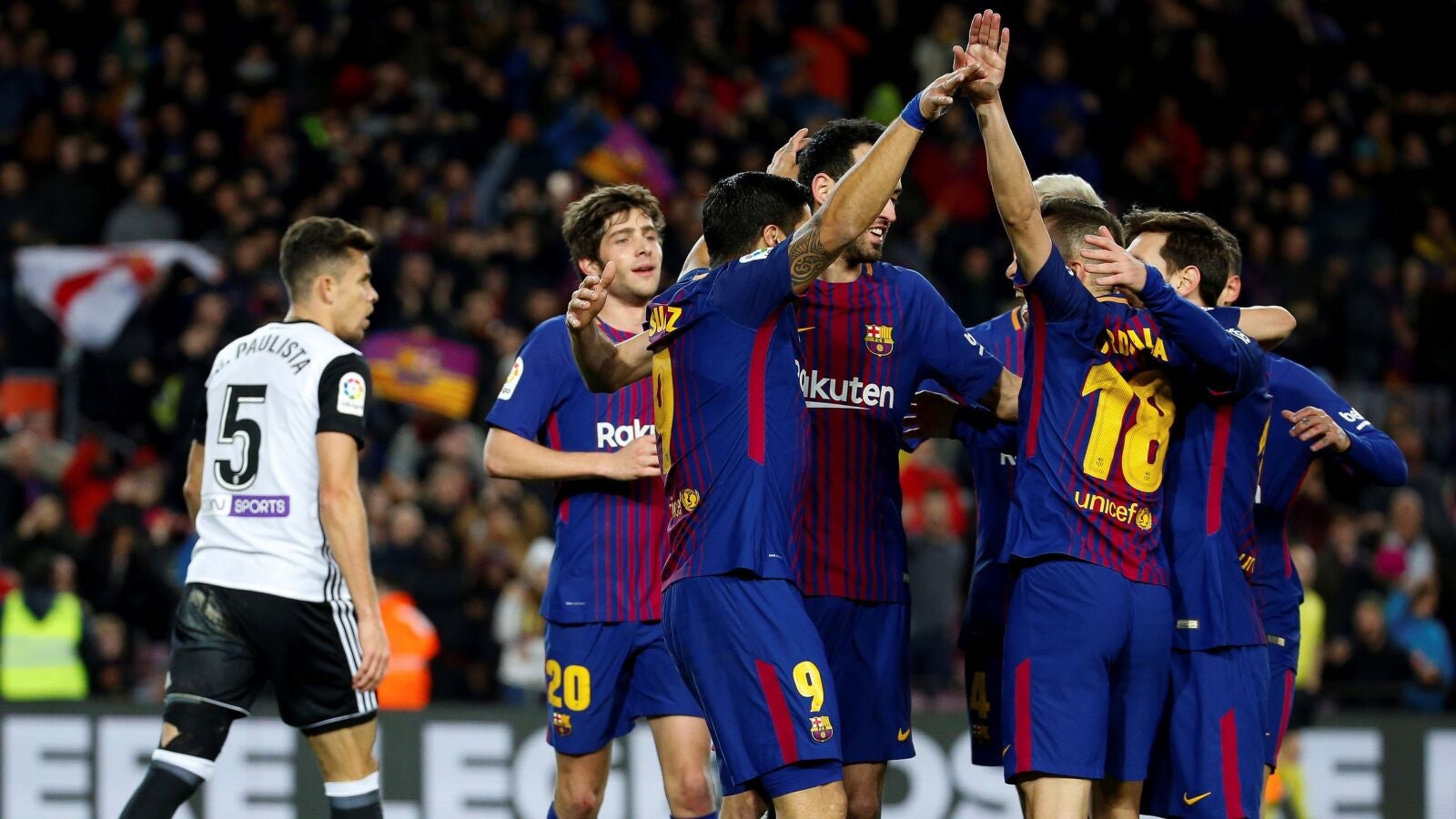 Los jugadores del Barcelona celebran el gol de Luis Su&aacute;rez ante el Valencia