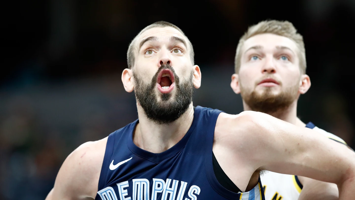 Marc Gasol pelea por un rebote ante los jugadores de los Pacers Marc Gasol pelea por un rebote ante los jugadores de los Pacers