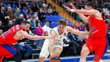 Doncic intenta avanzar ante la defensa del CSKA