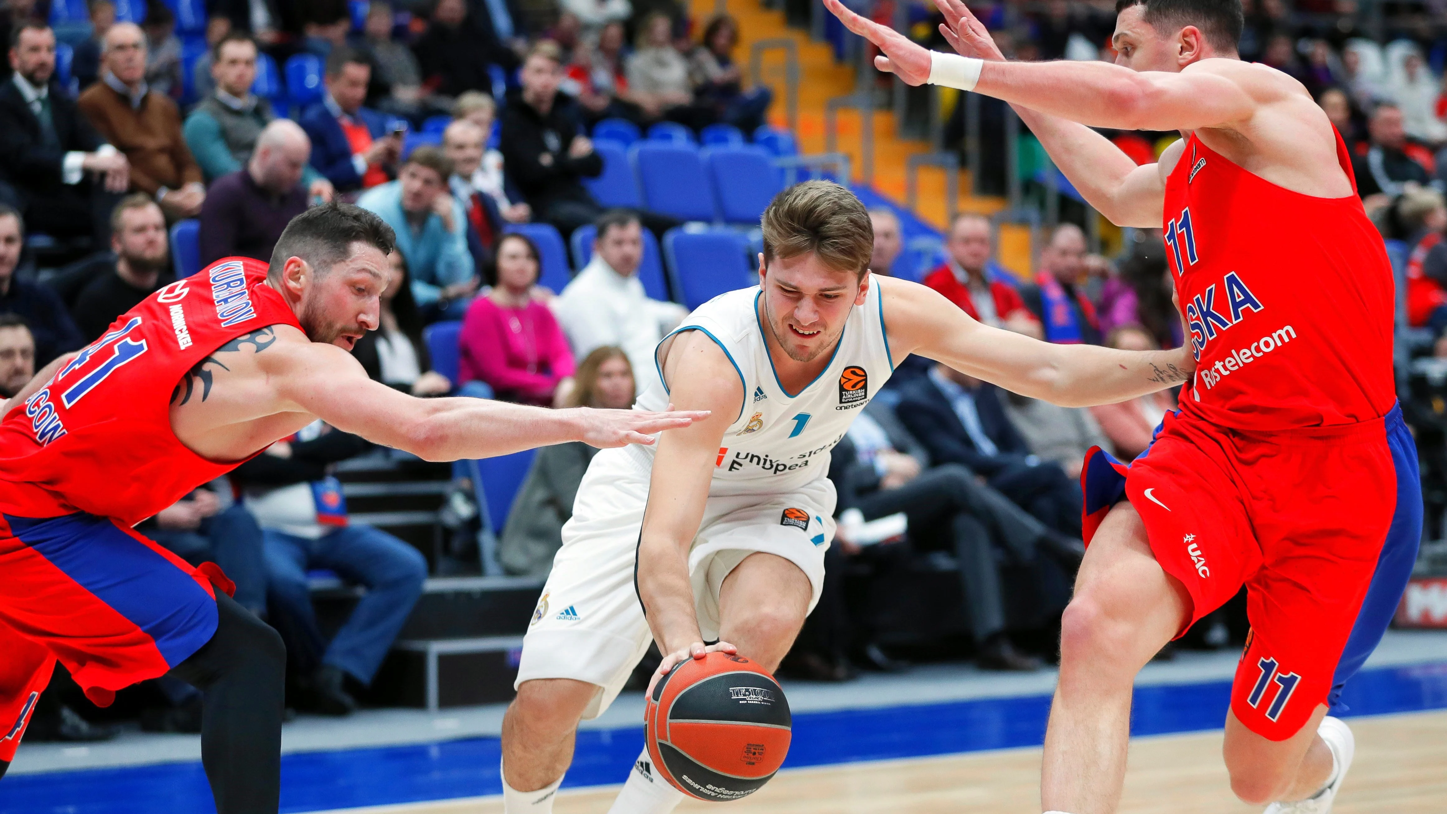 Doncic intenta avanzar ante la defensa del CSKA