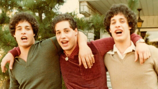 Imagen de los tres hermanos trillizos separados 