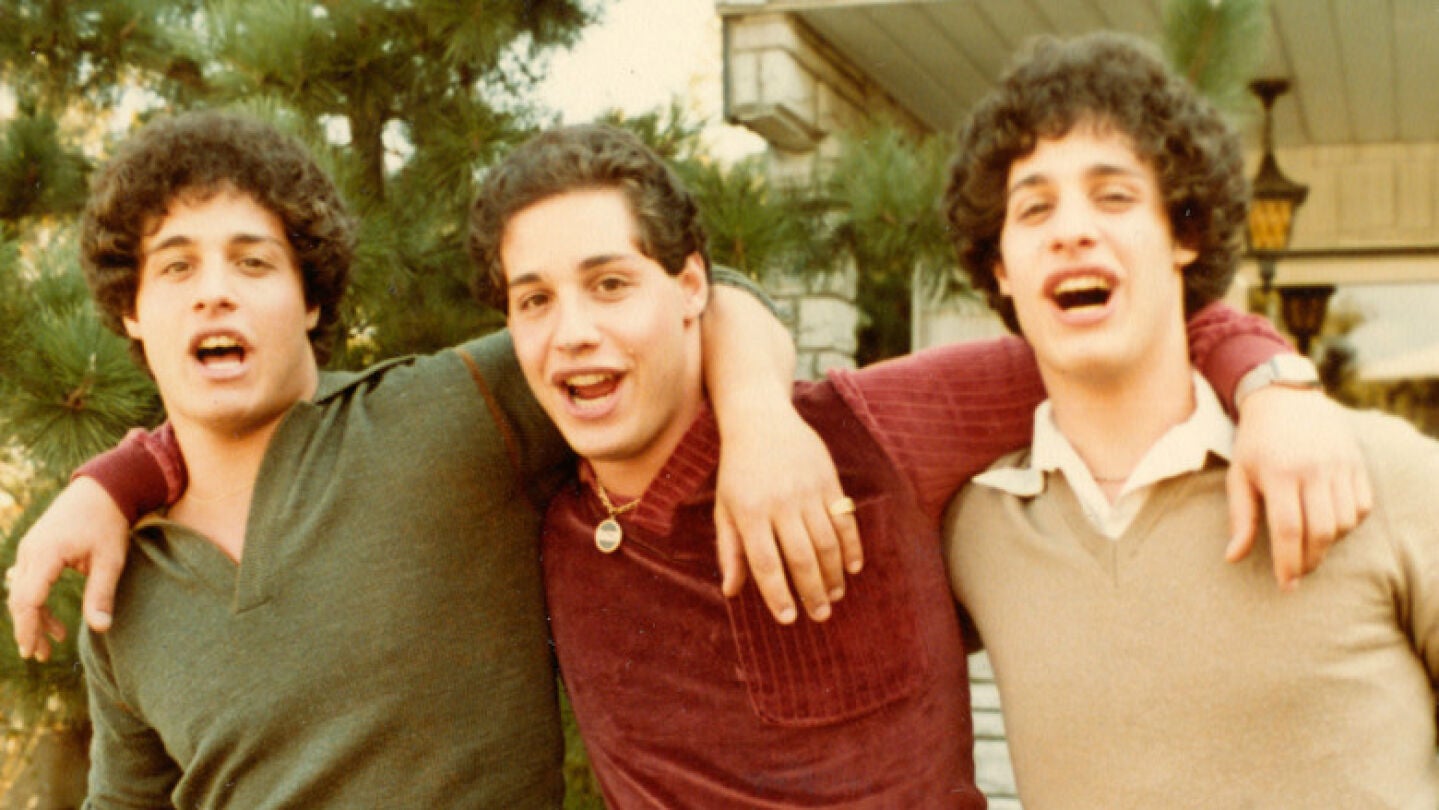 Imagen de los tres hermanos trillizos separados 