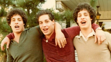 Imagen de los tres hermanos trillizos separados 
