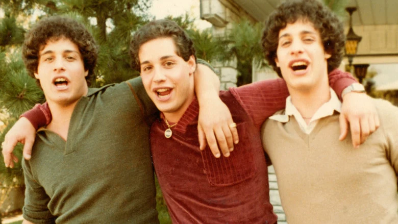 Imagen de los tres hermanos trillizos separados 